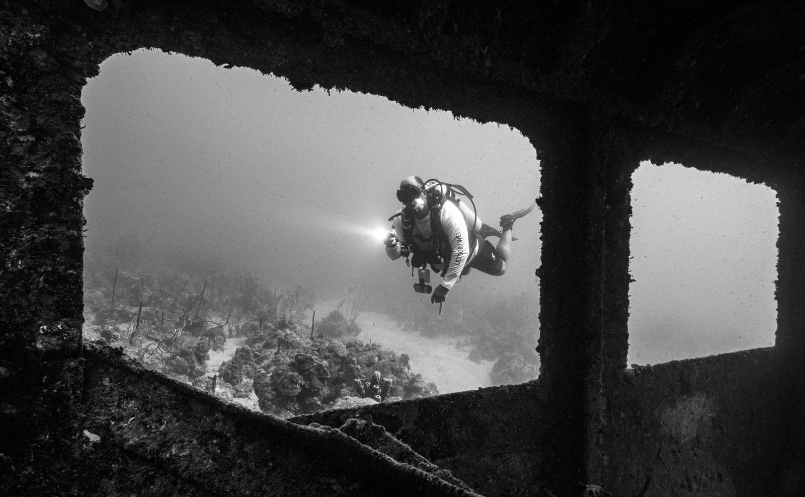 Buzo explorando un naufragio