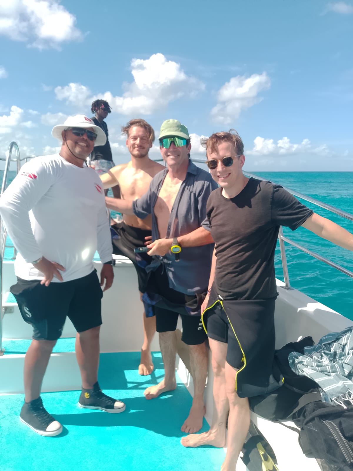 Grupo de buceo en el barco